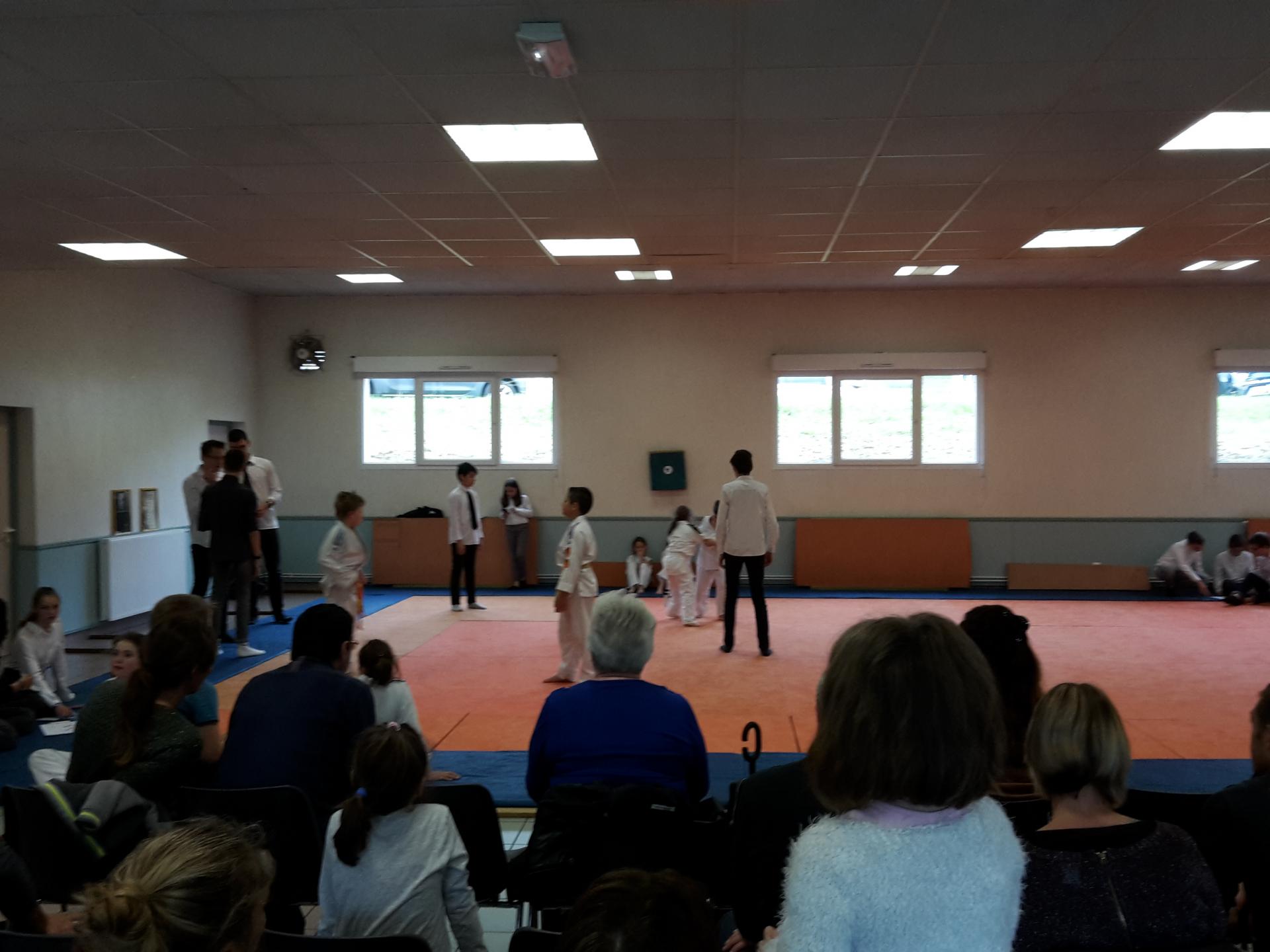 Les jeunes judokas devant leurs familles et amis