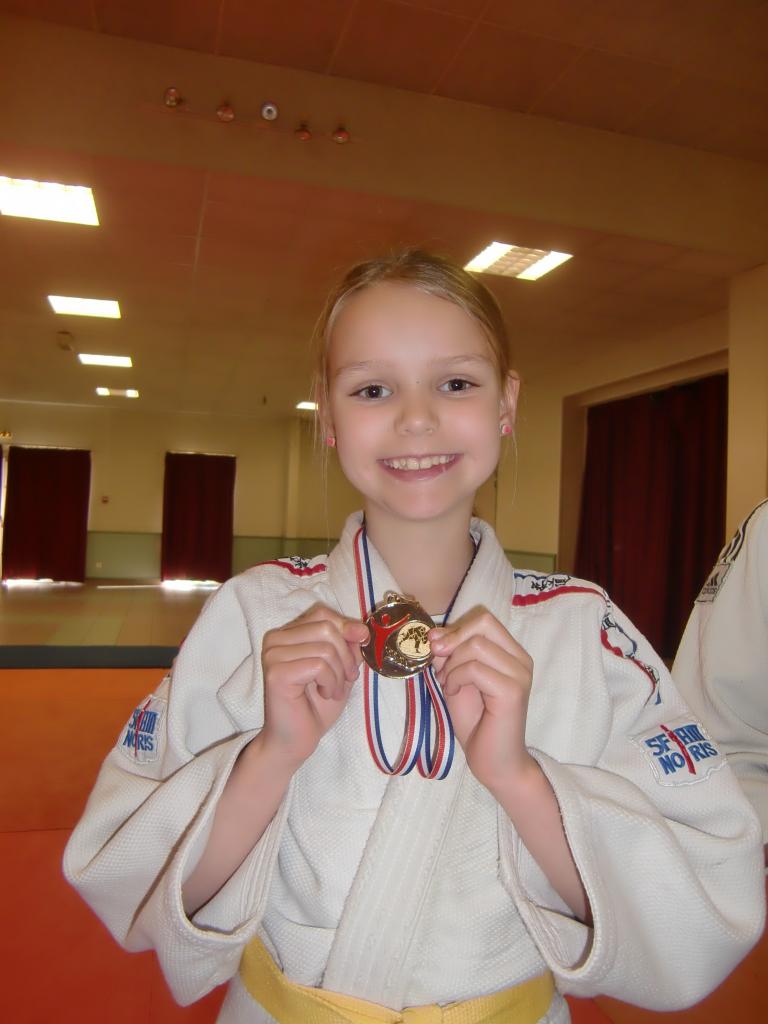 Justine fière de sa médaille d'argent!!